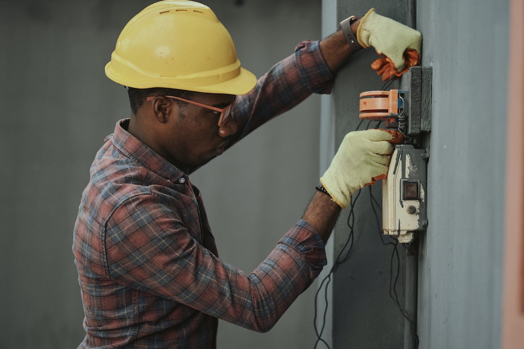 Bezpieczeństwo w instalacjach elektrycznych: Kluczowe wytyczne i zalecenia
