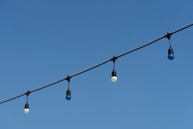 Jak uniknąć zagrożeń związanych z instalacją elektryczną podczas projektowania oświetlenia ogrodowego?