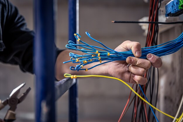 Bezpieczne użytkowanie domowej instalacji elektrycznej: praktyczne wskazówki dla każdego właściciela domu