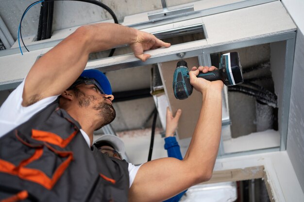 Zasady bezpiecznego montażu instalacji elektrycznej w nowym domu