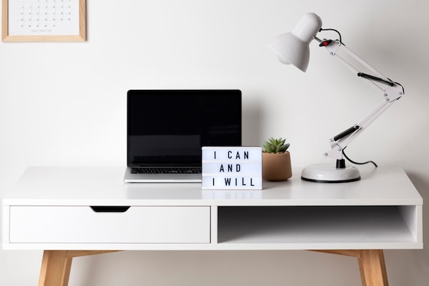 Jak wybrać idealne biurko do nowoczesnego wnętrza?