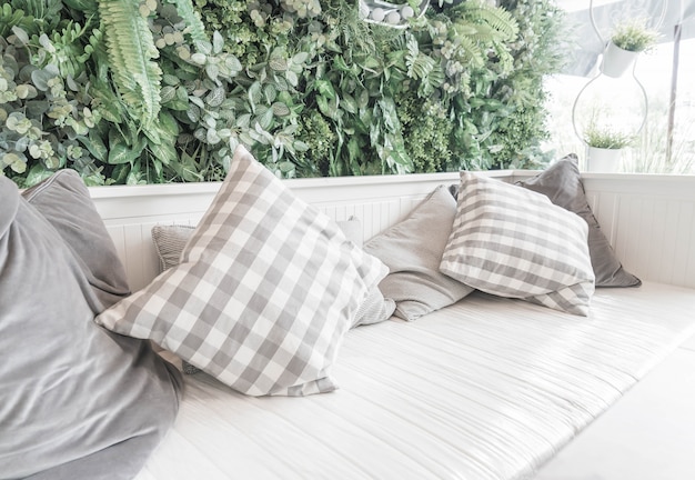 Jak wybrać idealne poszewki na poduszki, aby odświeżyć wnętrze domu?