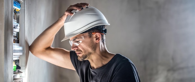Jak zapewnić bezpieczeństwo instalacji elektrycznej podczas remontu domu?
